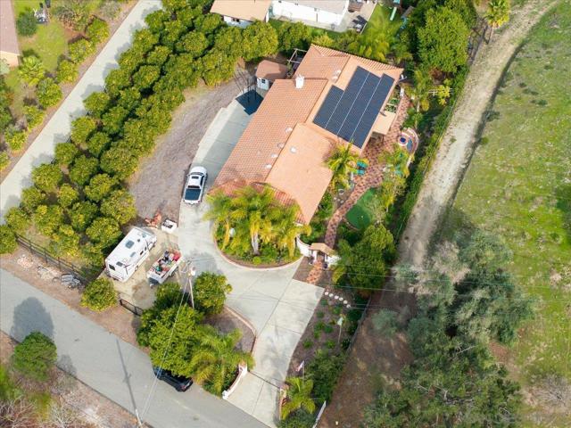 1379 Sunny Heights Road, Fallbrook CA: https://media.crmls.org/mediaz/c9b6ba84-2df0-4e30-bec3-f9f974c6d478.jpg