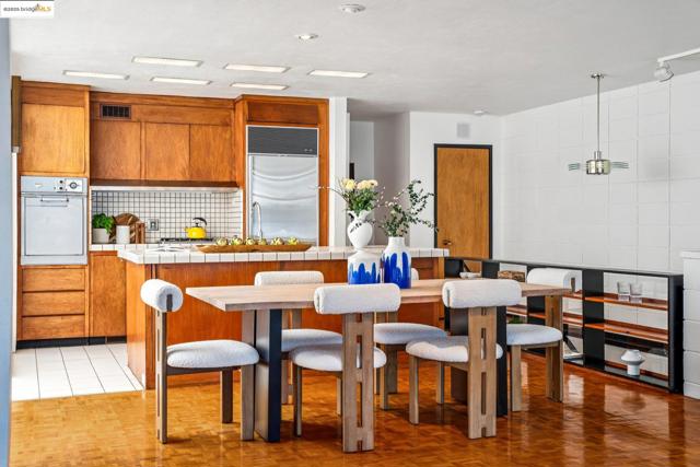 2760 Park Blvd, Oakland CA: https://media.crmls.org/mediaz/c9b7528a-fb1b-47ea-bc11-29e5da1a1270.jpg