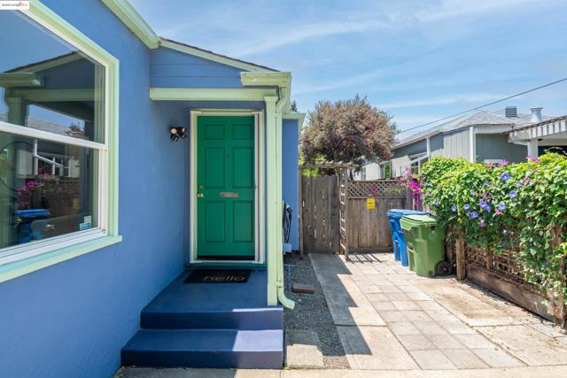 209 Behrens St, El Cerrito CA: https://media.crmls.org/mediaz/c9b75849-9bea-46e1-94bc-46910dc6cad2.jpg