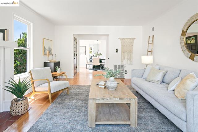1009 Richmond st, El Cerrito CA: https://media.crmls.org/mediaz/c9b808bd-6d4d-4f3a-9dab-c25d73625f9a.jpg