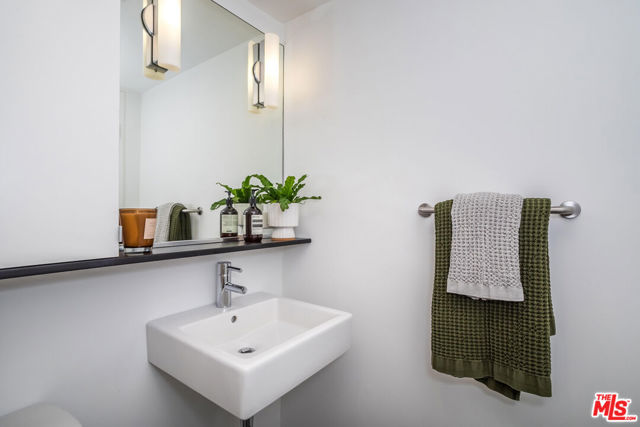 333 S Wilton Place, Los Angeles CA: https://media.crmls.org/mediaz/c9b9281c-e71f-4a8a-916b-5e09c99dcdb9.jpg