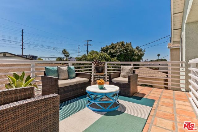 4417 Campbell Drive, Los Angeles CA: https://media.crmls.org/mediaz/c9b9abbd-85f7-4fb1-adf1-bdf50f549ce7.jpg
