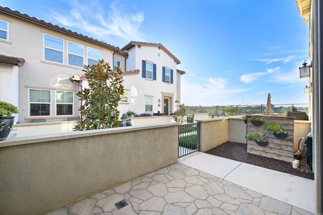 Detail Gallery Image 3 of 32 For 1118 Delpy View, Vista,  CA 92084 - 3 Beds | 2/1 Baths
