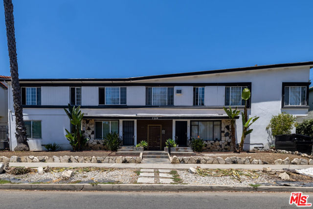 7209 Willoughby Avenue, Los Angeles CA: https://media.crmls.org/mediaz/c9ba13a5-c502-46a4-9d63-6dd8ae610f6e.jpg