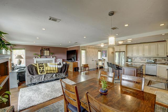 1867 Guilder Gln, Escondido CA: https://media.crmls.org/mediaz/c9ba8877-370a-44a1-98d8-6351d4a6c08c.jpg