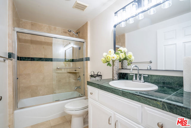 616 S Wilton Place, Los Angeles CA: https://media.crmls.org/mediaz/c9bbb711-3a8f-4d7e-bdc0-ff02da297cb2.jpg