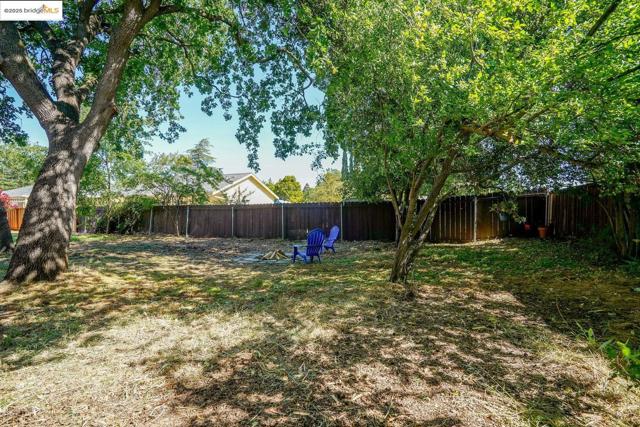 1400 San Carlos AVE, Concord CA: https://media.crmls.org/mediaz/c9bbc724-de2c-4080-bd8f-96297f964819.jpg