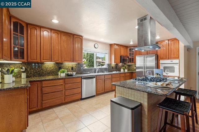2401 Casa Way, Walnut Creek CA: https://media.crmls.org/mediaz/c9bbd674-9920-4e2a-96e9-f286bd5453e1.jpg