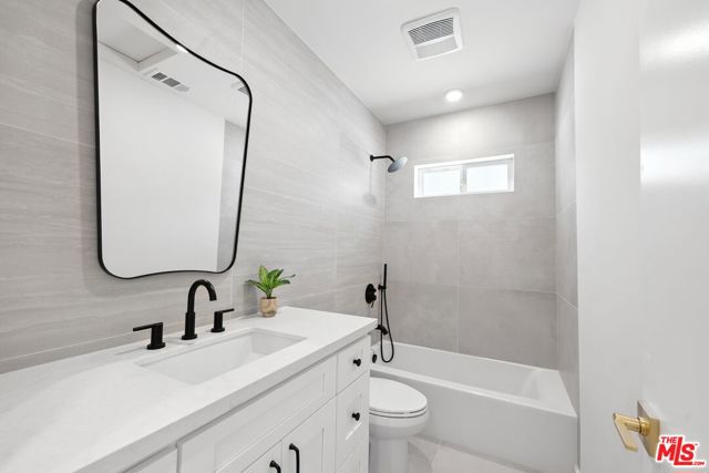 15727 Hartsook Street, Encino CA: https://media.crmls.org/mediaz/c9bbebc5-7f8a-471e-a4c2-3e57a76851ee.jpg
