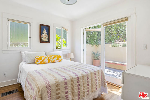 6196 Oak Crest Way, Los Angeles CA: https://media.crmls.org/mediaz/c9bc2ebf-14cc-487d-a8e9-11fea0bd58bd.jpg