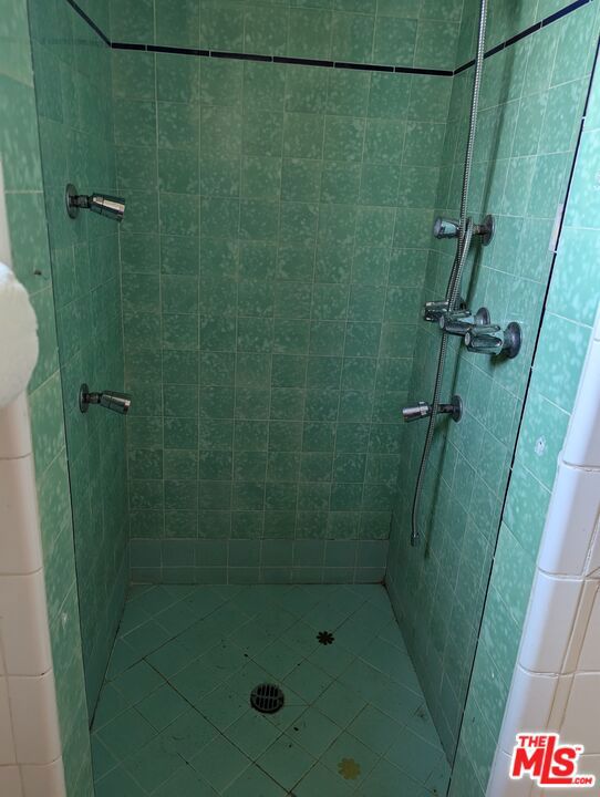 2134 8th Avenue, Los Angeles CA: https://media.crmls.org/mediaz/c9bc6fe7-1a13-4ba4-8f36-81b29c731ea7.jpg