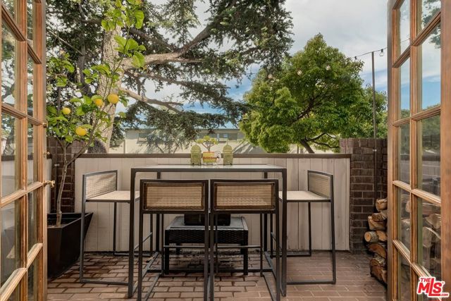 1405 Washington Avenue, Santa Monica CA: https://media.crmls.org/mediaz/c9bde274-5c65-48e1-a50f-bb2c9925244d.jpg