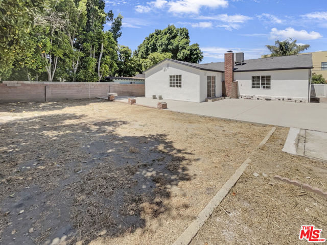 8846 Noble Avenue photo 6