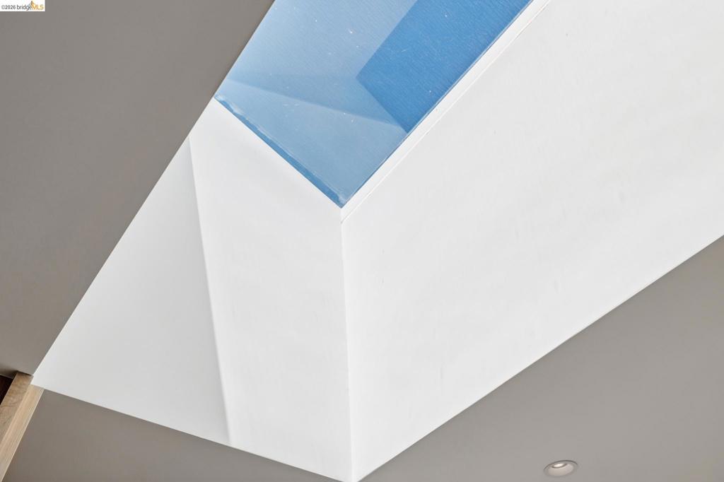 https://media.crmls.org/mediaz/c9be1316-10e4-45c7-ac95-9ac403667410.jpg?preset=X-Large