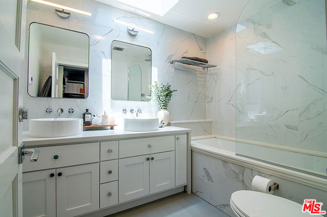 8260 Oakwood Avenue, Los Angeles CA: https://media.crmls.org/mediaz/c9bf240a-b34a-46c2-8929-66f0a34278ac.jpg