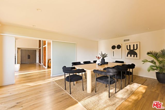 5284 Los Diegos Way, Los Angeles CA: https://media.crmls.org/mediaz/c9c021a5-d53d-4cae-a79c-90b79456ffb9.jpg