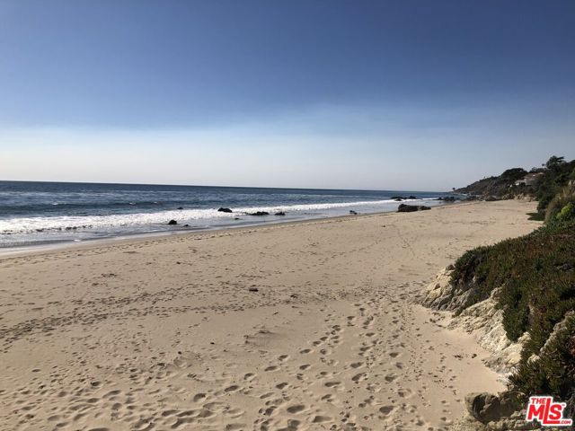 31656 Sea Level Drive, Malibu CA: https://media.crmls.org/mediaz/c9c1f38c-05eb-4b9a-a47a-388fe3a775c3.jpg