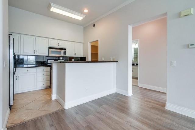 12376 Carmel Country Rd, San Diego CA: https://media.crmls.org/mediaz/c9c224f0-8d03-4af4-a5e9-6e24528f8ef7.jpg