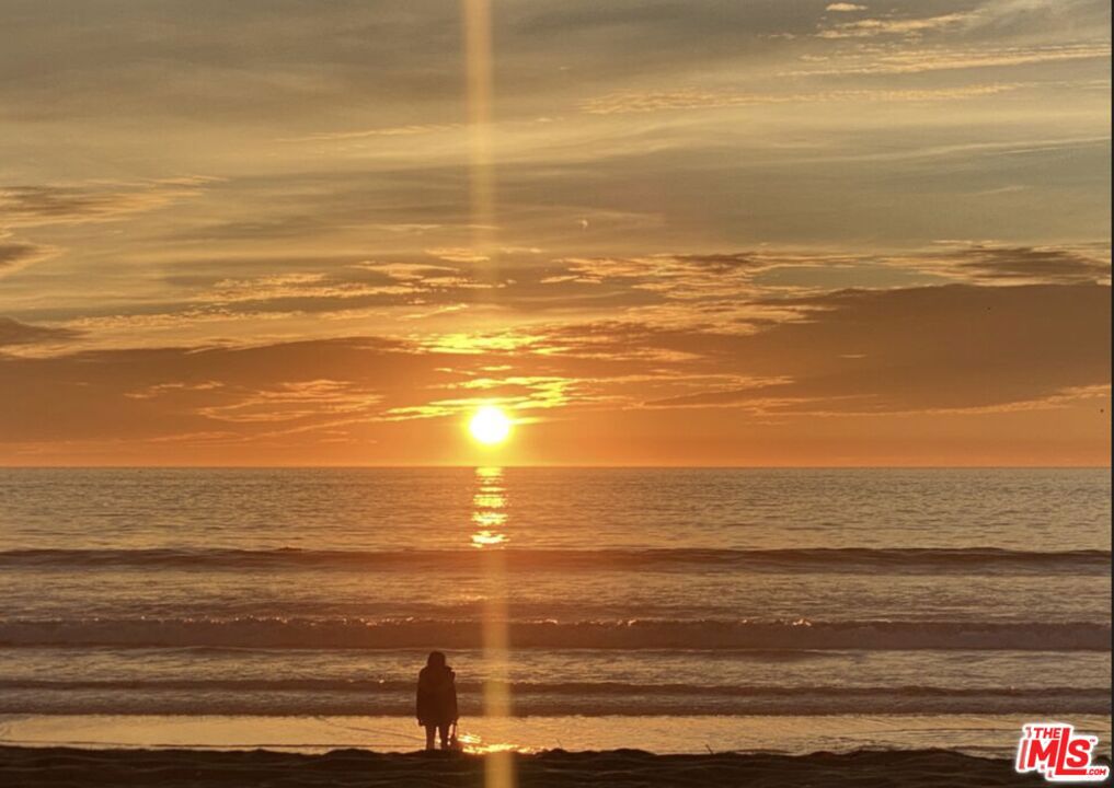 https://media.crmls.org/mediaz/c9c236cc-b8c8-414c-96dd-a5d843f4f287.jpg?preset=X-Large