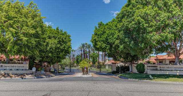 105 Brandigo Circle, Palm Desert CA: https://media.crmls.org/mediaz/c9c2965c-0e72-4f77-a7c2-5e42e132b145.jpg