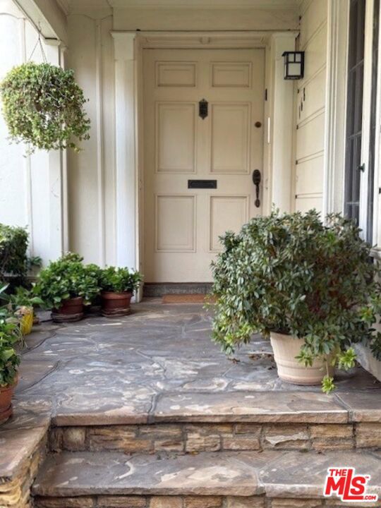 168 N Wetherly Drive, Beverly Hills CA: https://media.crmls.org/mediaz/c9c35969-18b4-44be-a48f-9f5fccdd3f4d.jpg