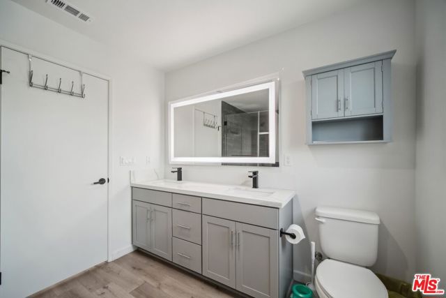 11821 W Holly Way, Valley Village CA: https://media.crmls.org/mediaz/c9c478d1-4241-45fd-b248-ef15d4a0b20b.jpg