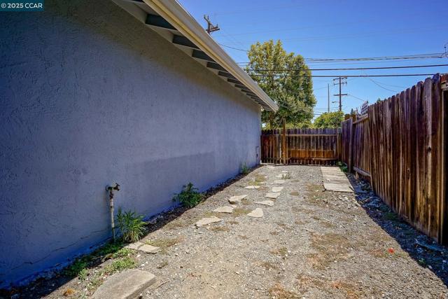 1801 Whitman Rd, Concord CA: https://media.crmls.org/mediaz/c9c4f72d-e336-46cb-9560-33a3c9076245.jpg