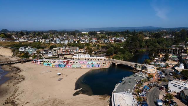 825 Balboa Avenue, Capitola CA: https://media.crmls.org/mediaz/c9c5810f-107c-4810-bab7-2df8743c3f5e.jpg