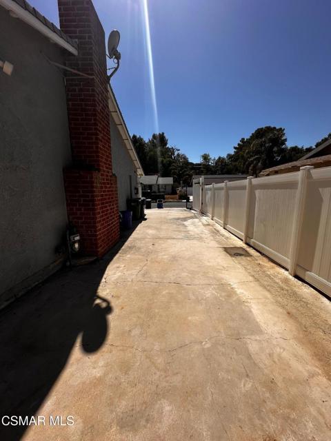 718 Greenbriar Avenue, Simi Valley CA: https://media.crmls.org/mediaz/c9c5c2bf-67f8-43c9-b8ac-67e15bafeb2d.jpg