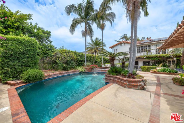 475 S Rodeo Drive, Beverly Hills CA: https://media.crmls.org/mediaz/c9c80661-7a5f-477c-aa94-edb4ff3291ef.jpg