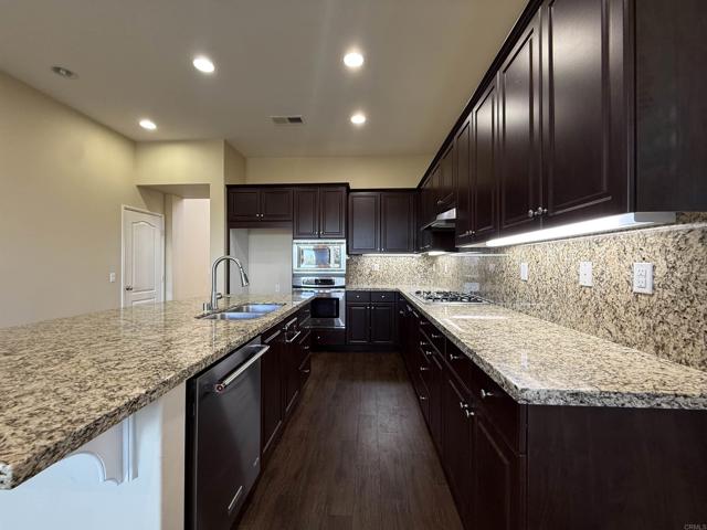 Detail Gallery Image 4 of 40 For 1273 Breakaway Dr, Oceanside,  CA 92057 - 4 Beds | 3/1 Baths