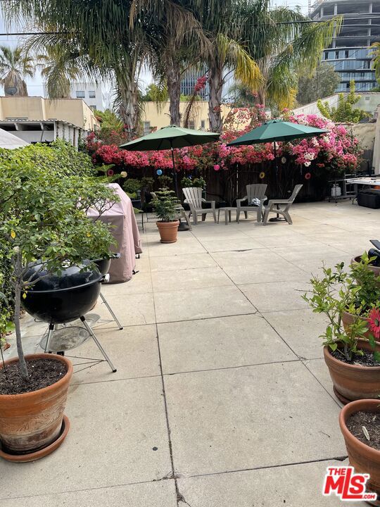 6370 W 6th Street, Los Angeles CA: https://media.crmls.org/mediaz/c9c9c4f8-65ee-491d-a1dc-7ecea7f10658.jpg