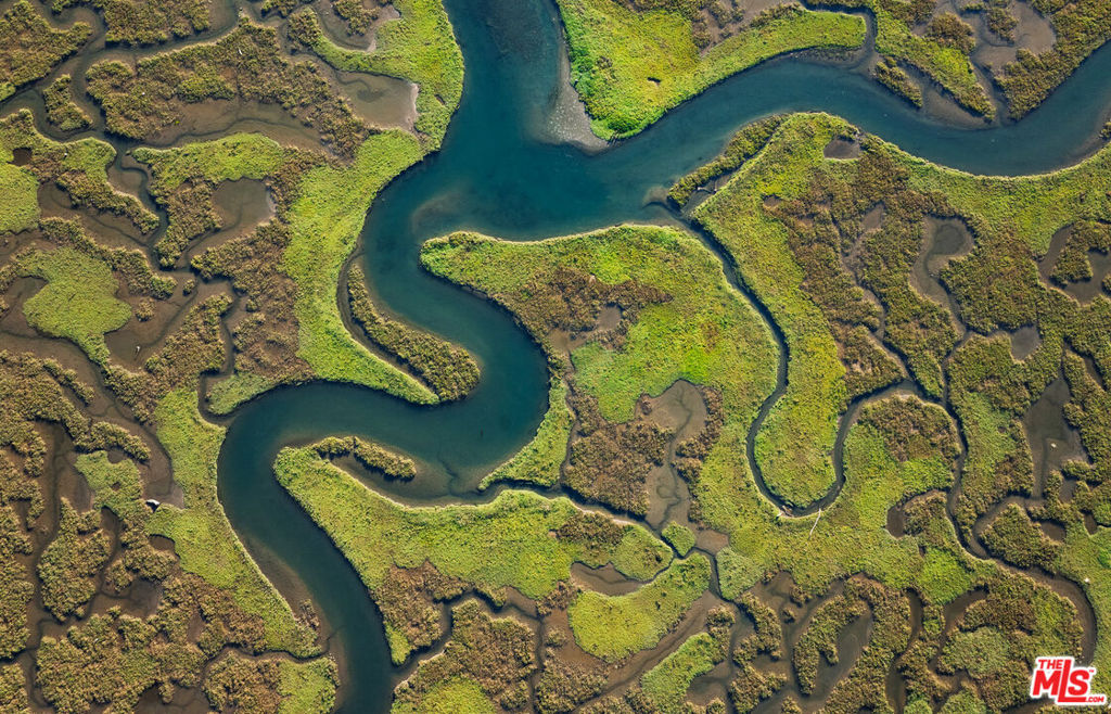 https://media.crmls.org/mediaz/c9ca07e0-94f4-4bce-b9f2-bd7ed4b8566d.jpg?preset=X-Large
