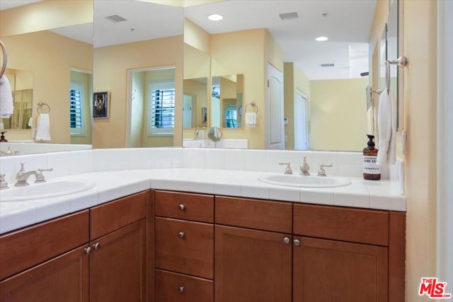 208 Villorrio Drive, Palm Springs CA: https://media.crmls.org/mediaz/c9ca2d22-608f-4e9d-a47e-26413705d386.jpg