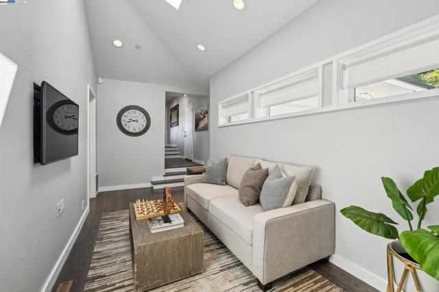 11 Leslyn Lane, Lafayette CA: https://media.crmls.org/mediaz/c9cafdaf-dbea-4502-a93a-9bde2d3d08da.jpg