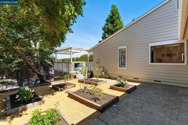 1725 Spyglass Ln, Moraga CA: https://media.crmls.org/mediaz/c9cb9deb-0849-4195-ab15-eea8ccf890b7.jpg