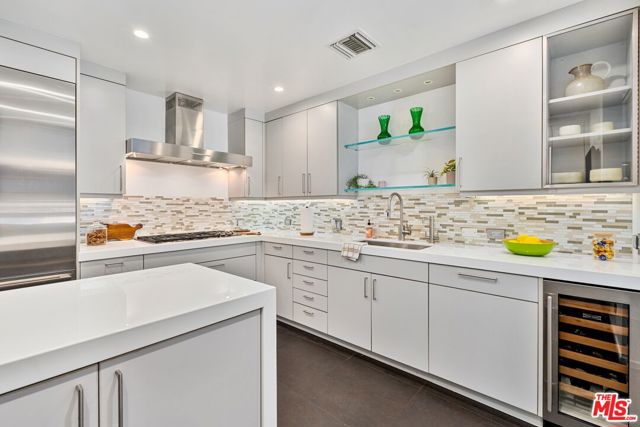 1730 California Avenue, Santa Monica CA: https://media.crmls.org/mediaz/c9cdbc42-ead9-419d-bc57-4f36ffa783b9.jpg