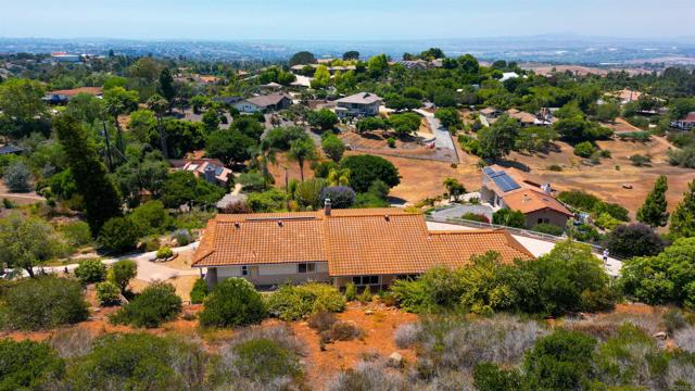 Detail Gallery Image 5 of 52 For 2382 Mirador, Vista,  CA 92084 - 3 Beds | 2/1 Baths