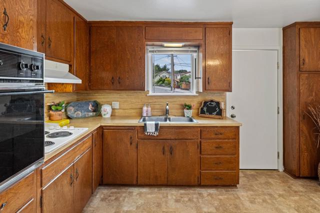 1103 Presidio Boulevard, Pacific Grove CA: https://media.crmls.org/mediaz/c9d0fd73-cbf7-49c0-8db1-3f03e3c3a337.jpg