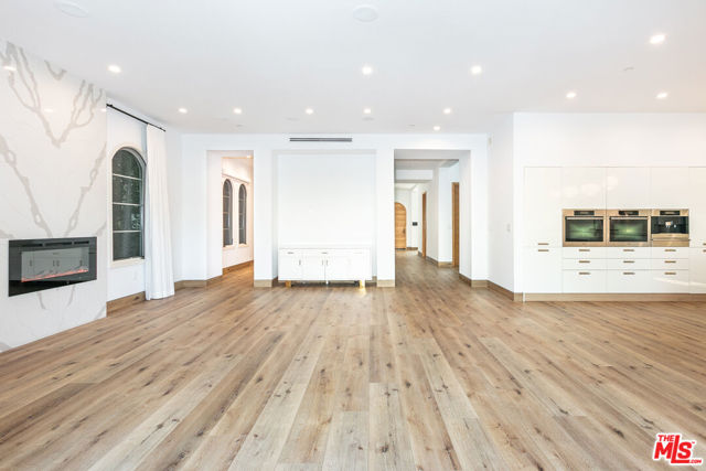 142 N Hamel Drive, Beverly Hills CA: https://media.crmls.org/mediaz/c9d1b791-69e1-4f98-9136-9a3645ad4d8e.jpg