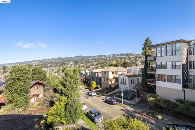 5405 Carlton St, Oakland CA: https://media.crmls.org/mediaz/c9d25b20-7301-42cc-8bde-60fe5fbe8625.jpg