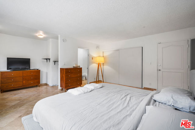 1045 S Bedford Street, Los Angeles CA: https://media.crmls.org/mediaz/c9d3870d-ce77-4638-828a-6129f1dd9676.jpg