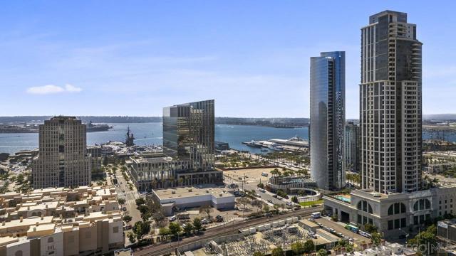 700 W E St, San Diego CA: https://media.crmls.org/mediaz/c9d58165-3e27-48ba-8499-b10abb97a236.jpg