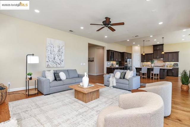 133 Clear Lake Ct, Oakley CA: https://media.crmls.org/mediaz/c9d5c07c-377f-40a6-a396-163bca8d2ed9.jpg