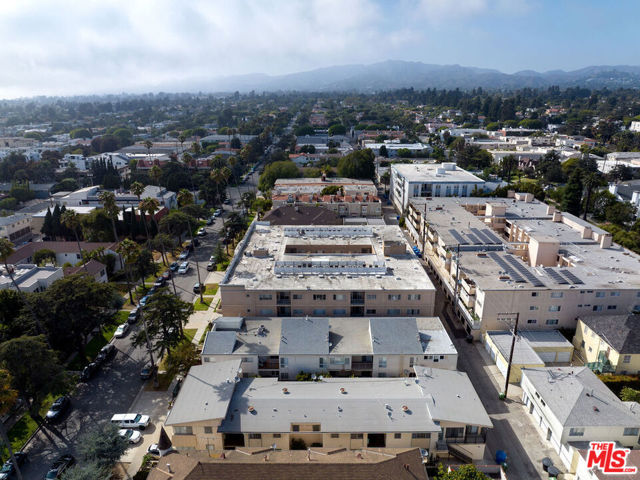 943 12th Street, Santa Monica CA: https://media.crmls.org/mediaz/c9d6dc20-8e6f-428d-bc92-32ebbd91a589.jpg