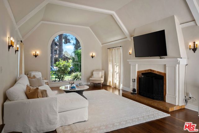 504 24Th Street, Santa Monica CA: https://media.crmls.org/mediaz/c9d6ebe1-f774-4d76-9881-e364f35870dd.jpg