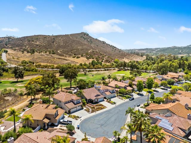 3083 Sprucewood Ln, Escondido CA: https://media.crmls.org/mediaz/c9d7f388-a16e-4db9-9c94-f08e1de2d328.jpg