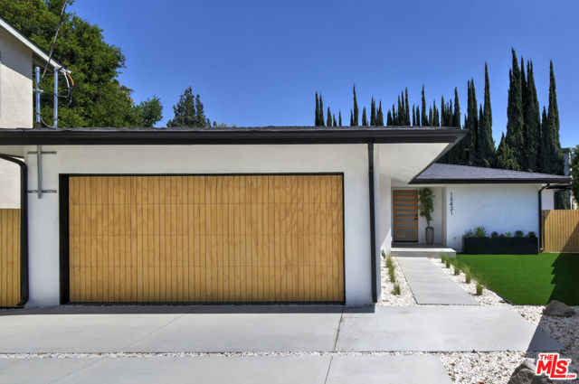 15431 Milbank Street, Encino CA: https://media.crmls.org/mediaz/c9d88329-773f-4671-a606-6b0fbf79d061.jpg