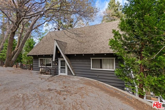 286 S Fairway Drive, Lake Arrowhead CA: https://media.crmls.org/mediaz/c9d95131-edee-4525-a2ed-34e0b856ed4e.jpg