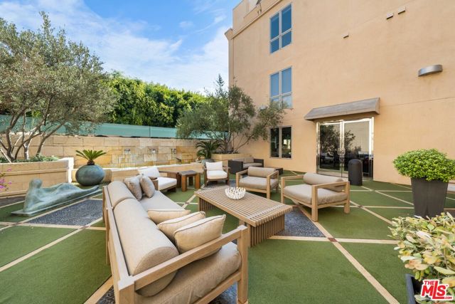 1318 Roxbury Drive, Los Angeles CA: https://media.crmls.org/mediaz/c9d9bd71-ac1a-4cf7-98a7-290c70c7c458.jpg
